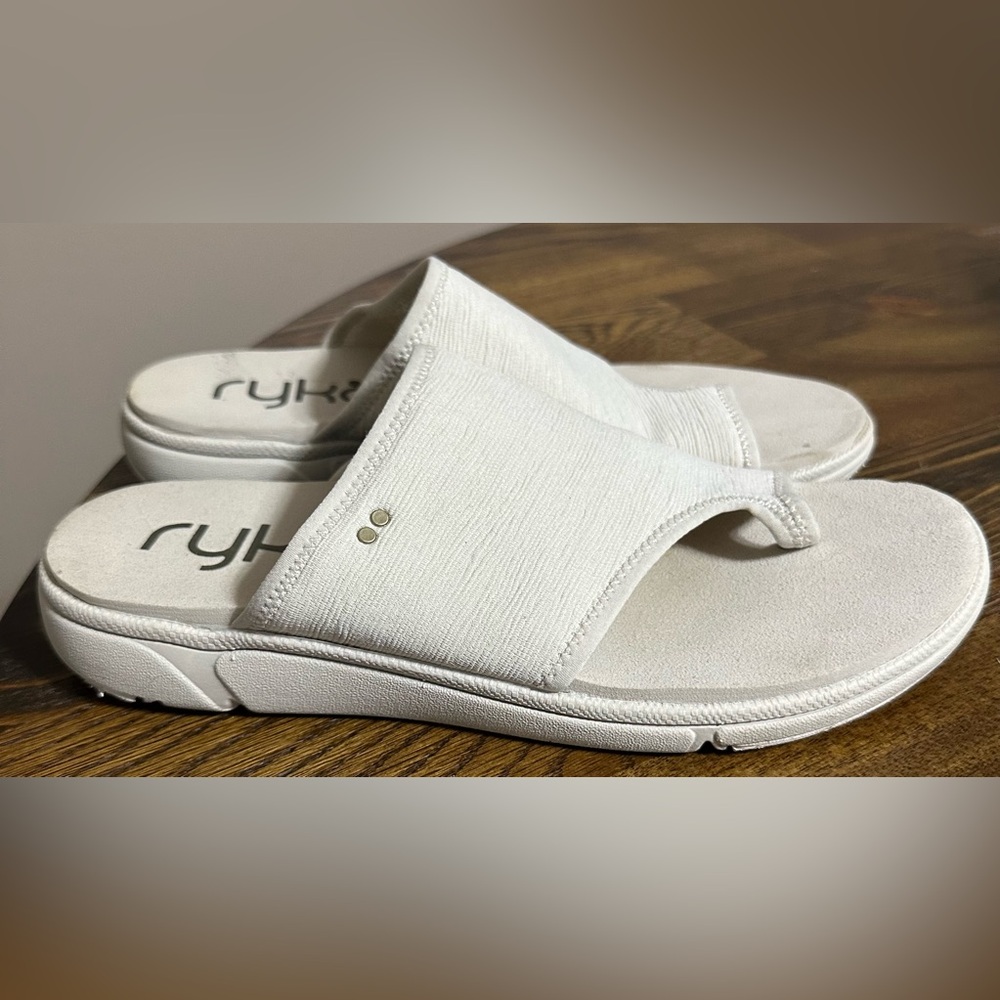 Ryka Women's cream Sandals
excellent condition.
